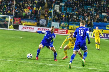 Odessa, Ukrayna -24 Mart 2016: Dostluk maçı (sarı) Ukrayna Millî Futbol takımı ve Kıbrıs (mavi) Milli takımı arasında. Yoğun maç oyun an.