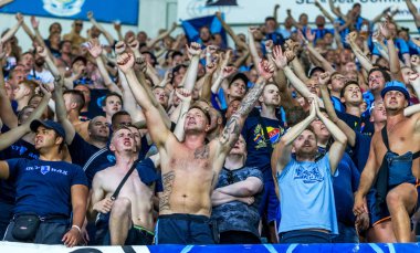 Odessa, Ukrayna - 3 Ağustos 2018: duygusal futbol taraftarları destek ekibi stadyumunda futbol kulübü Djurgardens Eğer İsveç oyun Uefa Avrupa Ligi oyun sırasında. Kalabalık futbol taraftarları Stadyumu futbol