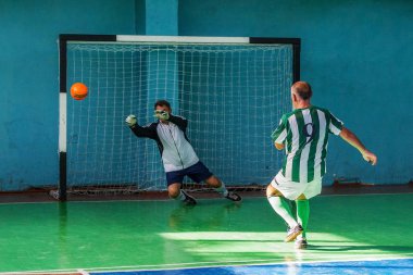 Odessa, Ukrayna -11 Eylül 2016: mini-futbol spor, sporcular büyük 60 + ve 40 + gazileri arasında Ukrayna Kupası. Oyun Futsal Şampiyonası puan. Oyunu mini futbol