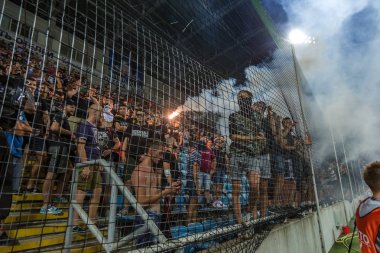 Odessa, Ukrayna 23 Temmuz 2018: Bir kalabalık futbol stadyumu. Ziyaret edenler stadyum standları dolu. Stadyumda futbol taraftarları. Taraftar standları sevinç, hafif ateş ve dalgalanan bayrak.