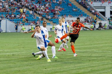 Odessa, Ukrayna - 14 Ağustos 2015: Fc Shakhtar Donetsk ve Fc Dnipro Dnipropetrovsk Ukrayna Kupası maçında top için kavga ediyorlar. Ayrıntı oyunun.