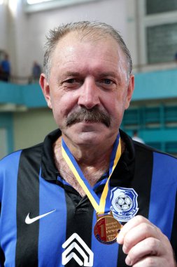 Odessa, Ukrayna -11 Eylül 2016: Ukrayna Kupası Futsal Gaziler 40 + ve 60 +. Spor madalya kazananlar. Spor takımları gazileri. Zafer sevinci
