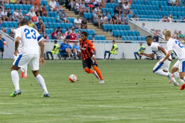 Odessa, Ukrayna - 14 Ağustos 2015: Fc Shakhtar Donetsk ve Fc Dnipro Dnipropetrovsk Ukrayna Kupası maçında top için kavga ediyorlar. Ayrıntı oyunun.