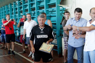 Odessa, Ukrayna -11 Eylül 2016: Ukrayna Kupası Futsal Gaziler 40 + ve 60 +. Spor madalya kazananlar. Spor takımları gazileri. Zafer sevinci