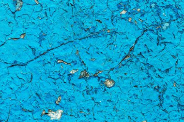 Eski boyalı mavi soyulmuş iç duvar arka plan yıpranmış. Kuşbaşı eski püskü duvarı yıkık sıva katmanı doku ile kırık. Soyut Mavi beyaz yatay boş duvar kağıdı. Soyut Web Banner