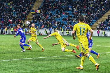 Odessa, Ukrayna -24 Mart 2016: Dostluk maçı (sarı) Ukrayna Millî Futbol takımı ve Kıbrıs (mavi) Milli takımı arasında. Yoğun maç oyun an.