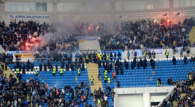 Odessa, Ukrayna - 10 Temmuz 2013: duygusal futbol taraftarları Stadı nda futbol kulübü Chernomorets, 10 Temmuz 2013, Odessa, Ukrayna bir oyun sırasında destek