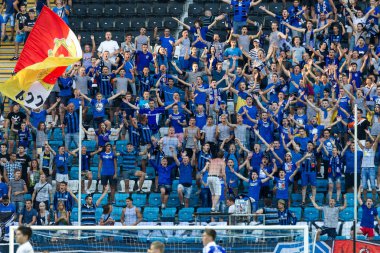 Odessa, Ukrayna - 2 Ağustos 2015: Futbol taraftarları ve stadyumun futobolnogo sırasında hasta tribünlerde seyirci Dinamo Kiev - Chernomorets Odessa maç