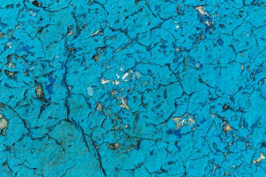 Eski boyalı mavi soyulmuş iç duvar arka plan yıpranmış. Kuşbaşı eski püskü duvarı yıkık sıva katmanı doku ile kırık. Soyut Mavi beyaz yatay boş duvar kağıdı. Soyut Web Banner