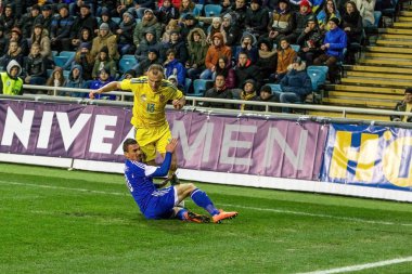 Odessa, Ukrayna -24 Mart 2016: Dostluk maçı (sarı) Ukrayna Millî Futbol takımı ve Kıbrıs (mavi) Milli takımı arasında. Yoğun maç oyun an.