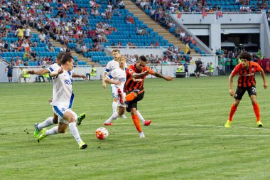 Odessa, Ukrayna - 14 Ağustos 2015: Fc Shakhtar Donetsk ve Fc Dnipro Dnipropetrovsk Ukrayna Kupası maçında top için kavga ediyorlar. Ayrıntı oyunun.