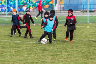 Odessa, Ukrayna 0 1 Nisan 2018: genç çocuklar için oyun spor eğitimi. Futbol futbol çocuklar için oyun. Üniformalı çalıştıran ve futbol oynarken spor kulübü, futbol oyuncuları genç oyuncular