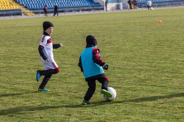 Odessa, Ukrayna 0 1 Nisan 2018: genç çocuklar için oyun spor eğitimi. Futbol futbol çocuklar için oyun. Üniformalı çalıştıran ve futbol oynarken spor kulübü, futbol oyuncuları genç oyuncular