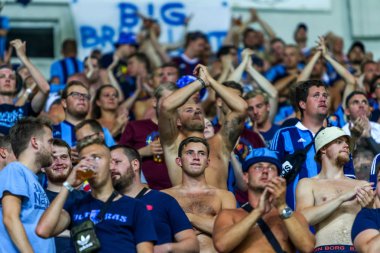 Odessa, Ukrayna - 3 Ağustos 2018: duygusal futbol taraftarları destek ekibi stadyumunda futbol kulübü Djurgardens Eğer İsveç oyun Uefa Avrupa Ligi oyun sırasında. Kalabalık futbol taraftarları Stadyumu futbol