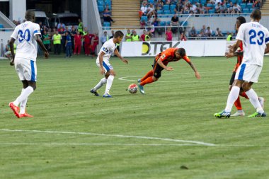 Odessa, Ukrayna - 14 Ağustos 2015: Fc Shakhtar Donetsk ve Fc Dnipro Dnipropetrovsk Ukrayna Kupası maçında top için kavga ediyorlar. Ayrıntı oyunun.