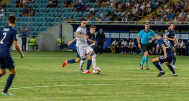 Odessa, Ukrayna - 3 Ağustos 2018: duygusal futbol taraftarları destek ekibi stadyumunda futbol kulübü Djurgardens Eğer İsveç oyun Uefa Avrupa Ligi oyun sırasında. Kalabalık futbol taraftarları Stadyumu futbol