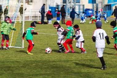 Odessa, Ukrayna 0 1 Nisan 2018: genç çocuklar için oyun spor eğitimi. Futbol futbol çocuklar için oyun. Üniformalı çalıştıran ve futbol oynarken spor kulübü, futbol oyuncuları genç oyuncular