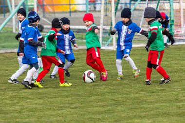 Odessa, Ukrayna 0 1 Nisan 2018: genç çocuklar için oyun spor eğitimi. Futbol futbol çocuklar için oyun. Üniformalı çalıştıran ve futbol oynarken spor kulübü, futbol oyuncuları genç oyuncular