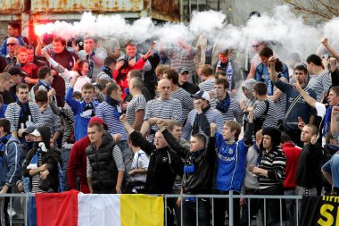 Odessa, Ukrayna - 14 Kasım 2010: Polis, kırık Kürsüsü, kavgalar, oyun alanı üzerinde havai fişek ile oyun sırasında Ultras duygusal futbol hayranları onun takımlarından Chernomorets ayaklandı