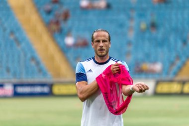 Odessa, Ukrayna - 3 Ağustos 2018: Futbolcular, Fc Djurgardens Eğer İsveç Melkemichel özcan sırasında oyun Uefa Avrupa Ligi 2018 Fc Mariupol (Ukrayna) ile futbol sahada. Futbol oyuncular Tren