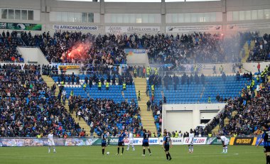Odessa, Ukrayna - 10 Temmuz 2013: duygusal futbol taraftarları Stadı nda futbol kulübü Chernomorets, 10 Temmuz 2013, Odessa, Ukrayna bir oyun sırasında destek