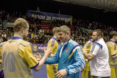 Odessa, Ukrayna - 12 Nisan 2016: Dünya Kupası play-off maçı Ukrayna - Slovakiya. Futsal oynuyor. Modern Bahçesi kapsayan spor salonu büyük sahnede mini futbol