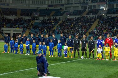 Odessa, Ukrayna -24 Mart 2016: Dostluk maçı (sarı) Ukrayna Millî Futbol takımı ve Kıbrıs (mavi) Milli takımı arasında. Yoğun maç oyun an.