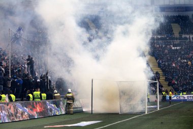 Odessa, Ukrayna - 10 Temmuz 2013: duygusal futbol taraftarları Stadı nda futbol kulübü Chernomorets, 10 Temmuz 2013, Odessa, Ukrayna bir oyun sırasında destek