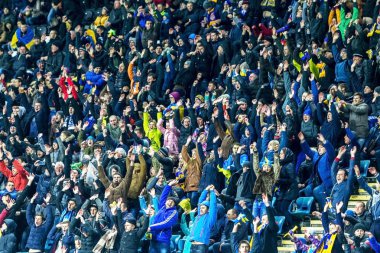 Odessa, Ukrayna - 24 Mart 2016: Futbol taraftarları ve seyirci stadyum standları duygusal onların Ukrayna ve Kıbrıs Milli takım maç sırasında destek ekibi. Duygular, el fenerleri, duman, çığlıkları