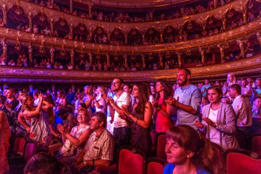 Odessa, Ukrayna - 16 Temmuz 2016: Ukraynalı şarkıcı Jamala solo konser, Opera Binası. Hall fanlar memnun. Gözde caz orkestrası konser sırasında yaratıcı ışık ve müzik seyirci göster