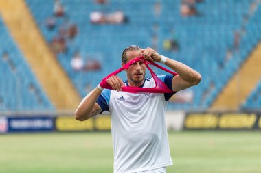 Odessa, Ukrayna - 3 Ağustos 2018: Futbolcular, Fc Djurgardens Eğer İsveç Melkemichel özcan sırasında oyun Uefa Avrupa Ligi 2018 Fc Mariupol (Ukrayna) ile futbol sahada. Futbol oyuncular Tren