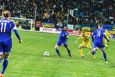 Odessa, Ukrayna -24 Mart 2016: Dostluk maçı (sarı) Ukrayna Millî Futbol takımı ve Kıbrıs (mavi) Milli takımı arasında. Yoğun maç oyun an.