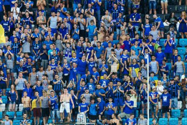 Odessa, Ukrayna - 2 Ağustos 2015: Futbol taraftarları ve stadyumun futobolnogo sırasında hasta tribünlerde seyirci Dinamo Kiev - Chernomorets Odessa maç