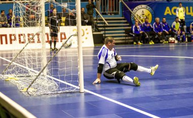 Odessa, Ukrayna - 12 Nisan 2016: Dünya Kupası play-off maçı Ukrayna - Slovakiya. Futsal oynuyor. Modern Bahçesi kapsayan spor salonu büyük sahnede mini futbol
