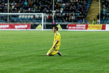 Odessa, Ukrayna -24 Mart 2016: Dostluk maçı (sarı) Ukrayna Millî Futbol takımı ve Kıbrıs (mavi) Milli takımı arasında. Yoğun maç oyun an.