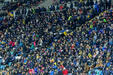 Odessa, Ukrayna - 24 Mart 2016: Futbol taraftarları ve seyirci stadyum standları duygusal onların Ukrayna ve Kıbrıs Milli takım maç sırasında destek ekibi. Duygular, el fenerleri, duman, çığlıkları
