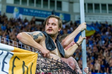 Odessa, Ukrayna - 3 Ağustos 2018: duygusal futbol taraftarları destek ekibi stadyumunda futbol kulübü Djurgardens Eğer İsveç oyun Uefa Avrupa Ligi oyun sırasında. Kalabalık futbol taraftarları Stadyumu futbol