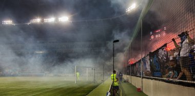 Odessa, Ukrayna-July2, 2018: fanatik hayranları standları ebedi rakip oyun sırasında. Raflar taraftarlara mutlu, yangın ve dalgalanan bayrak ile kızdırma. Ateşli gösteri Stadyumu'nda. Holigan hafif ateşli flashe hayranları