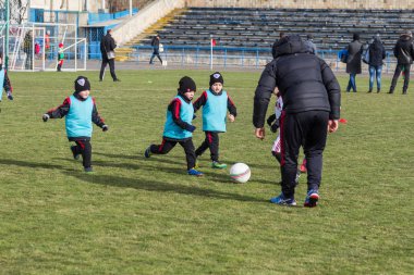 Odessa, Ukrayna 0 1 Nisan 2018: genç çocuklar için oyun spor eğitimi. Futbol futbol çocuklar için oyun. Üniformalı çalıştıran ve futbol oynarken spor kulübü, futbol oyuncuları genç oyuncular