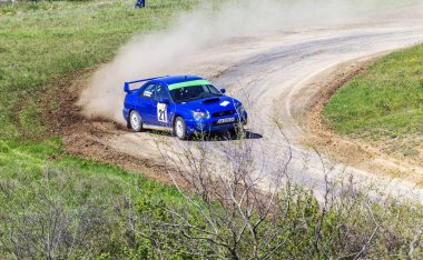 Odessa, Ukrayna - 17 Nisan 2016: Üzerinde bir mini ralli Kupası Limanov Severin güneşli bir gün pitoresk bozkır alanı'nda Ukrayna Şampiyonası