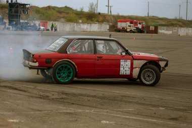 Odessa, Ukrayna -23 Nisan 2017: Combat drifters yerel sürüklenen yarışmalar. Gösteri yasadışı bir platform üzerinde sürüklenen. Binici profesyonel olarak otomatik yarışmalarda driftig yeterlilik yarışta parça geçmek