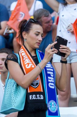 Odessa, Ukrayna - 14 Ağustos, 2015: futbol taraftarları ve seyirci stadyum standları duygusal Fc Shakhtar (Donetsk) - Dnipro (Dnipropetrovsk) oyun sırasında onların takım destekler. Major League. Ukrayna Kupası