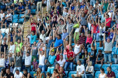 Odessa, Ukrayna - 2 Ağustos 2015: Futbol taraftarları ve stadyumun futobolnogo sırasında hasta tribünlerde seyirci Dinamo Kiev - Chernomorets Odessa maç