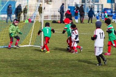 Odessa, Ukrayna 0 1 Nisan 2018: genç çocuklar için oyun spor eğitimi. Futbol futbol çocuklar için oyun. Üniformalı çalıştıran ve futbol oynarken spor kulübü, futbol oyuncuları genç oyuncular