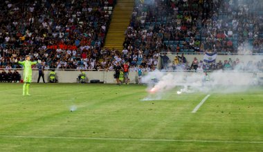 Odessa, Ukrayna - Temmuz 15,2017: Foxtrot süper kupa. Madenci - Dinamo. Fanatik heyecanlı hayranları ile havai fişek. Taraftar standları yanık yangında sevinirler ve çırpmaya başlar. Petards stadyum alanında oyun parçaladı