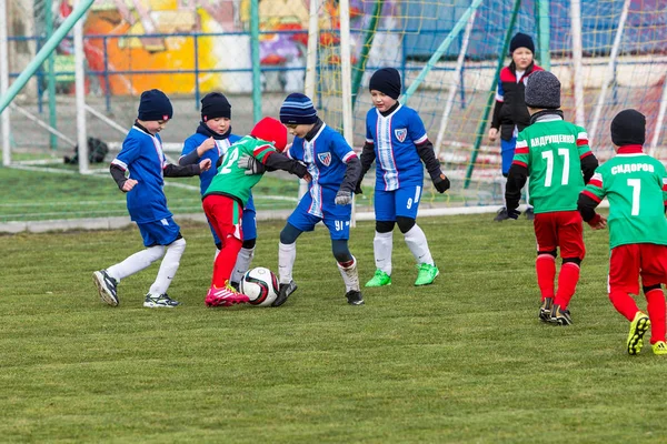 Odessa, Ukrayna 0 1 Nisan 2018: genç çocuklar için oyun spor eğitimi. Futbol futbol çocuklar için oyun. Üniformalı çalıştıran ve futbol oynarken spor kulübü, futbol oyuncuları genç oyuncular