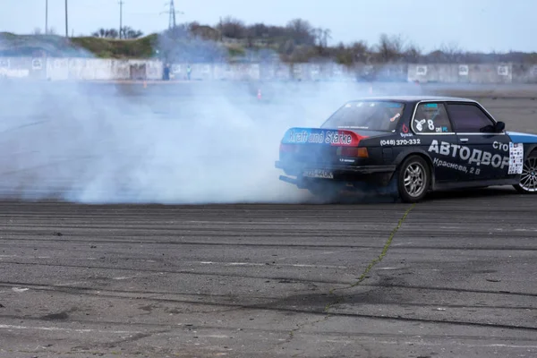 Odessa, Ukrayna -23 Nisan 2017: Combat drifters yerel sürüklenen yarışmalar. Gösteri yasadışı bir platform üzerinde sürüklenen. Binici profesyonel olarak otomatik yarışmalarda driftig yeterlilik yarışta parça geçmek