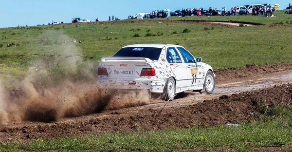 Odessa, Ukrayna - 17 Nisan 2016: Üzerinde bir mini ralli Kupası Limanov Severin güneşli bir gün pitoresk bozkır alanı'nda Ukrayna Şampiyonası