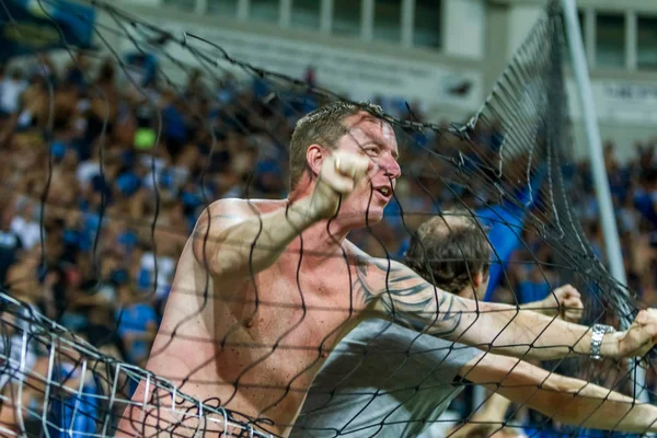 Odessa, Ukrayna - 3 Ağustos 2018: duygusal futbol taraftarları destek ekibi stadyumunda futbol kulübü Djurgardens Eğer İsveç oyun Uefa Avrupa Ligi oyun sırasında. Kalabalık futbol taraftarları Stadyumu futbol