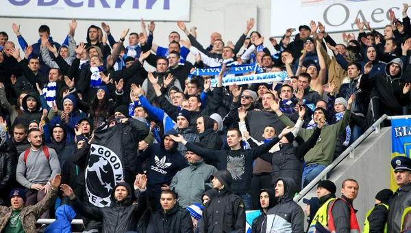 Odessa, Ukrayna - 10 Temmuz 2013: duygusal futbol taraftarları Stadı nda futbol kulübü Chernomorets, 10 Temmuz 2013, Odessa, Ukrayna bir oyun sırasında destek